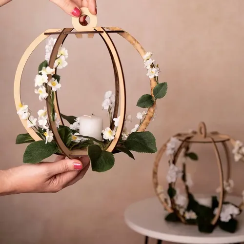 Centro de mesa decorativo floral con estructura ovalada para vela