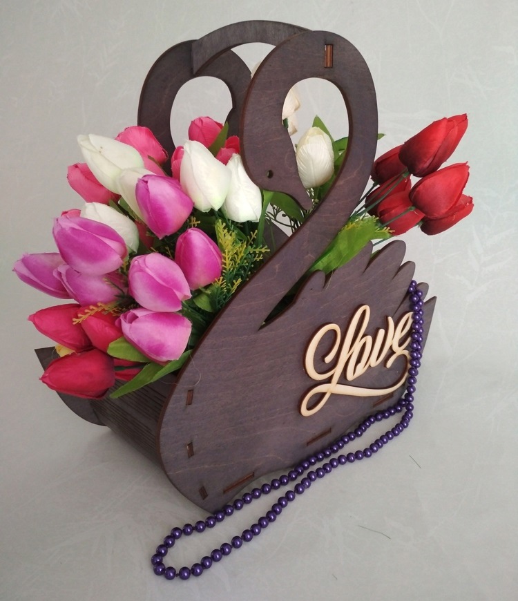 Cisne porta flores